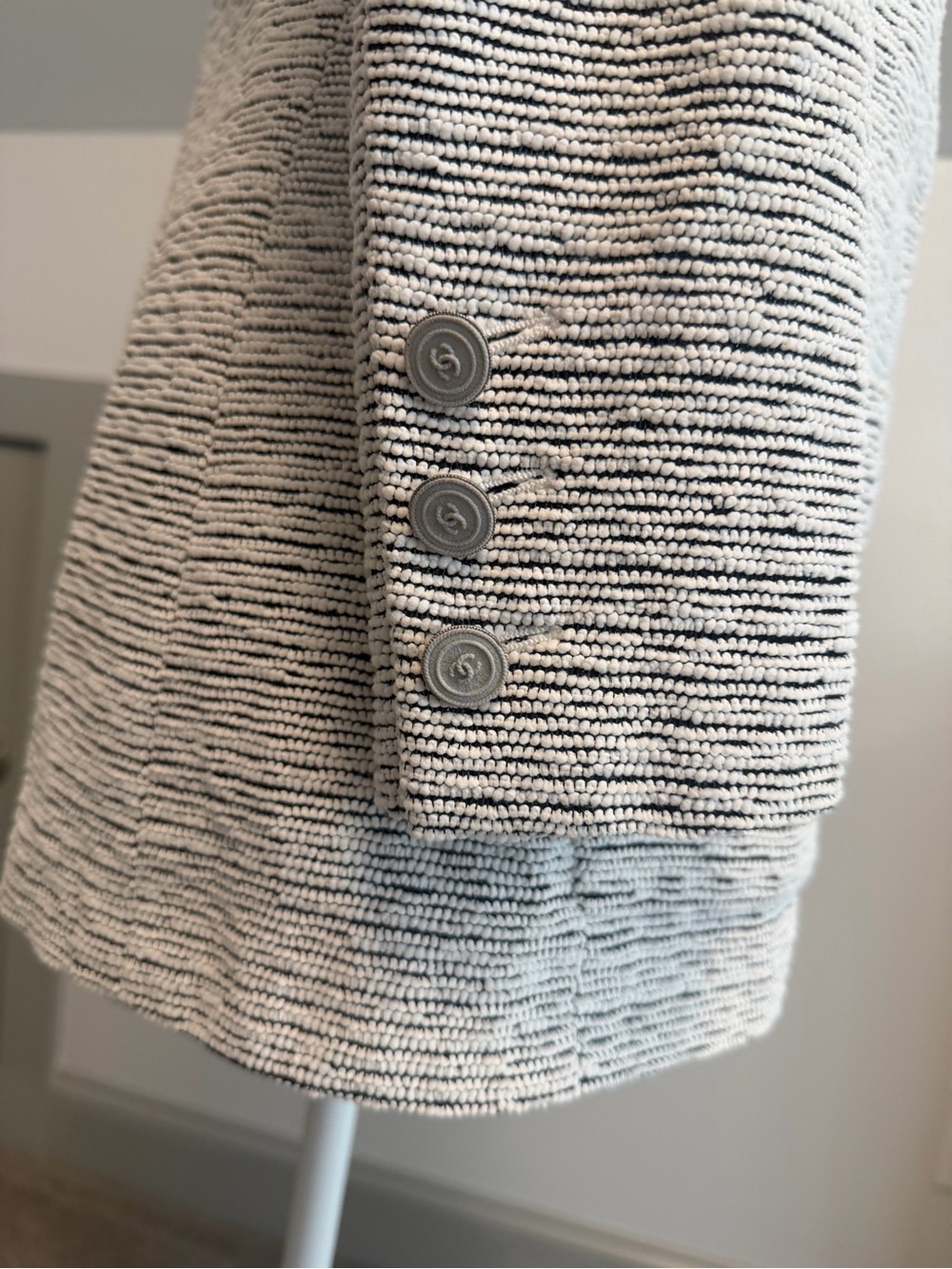 Vintage CHANEL White and Gray Textured Tweed Jacket CC Logo Buttons US 2 14P - Picture 3 of 14